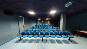 Fotografía del salón de actos vacío