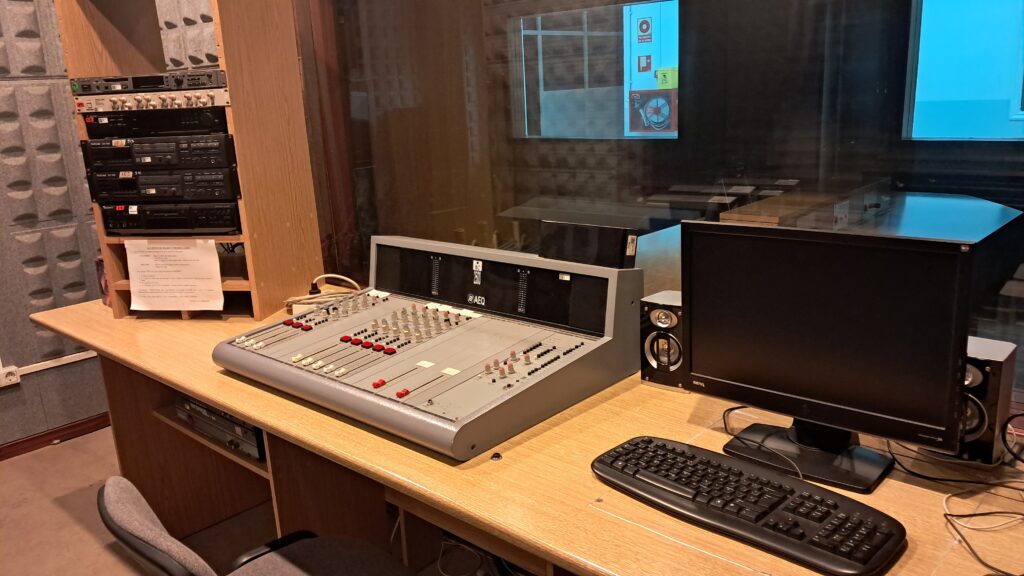 Equipo Sala Radio 2, Mesa AEQ BC2500