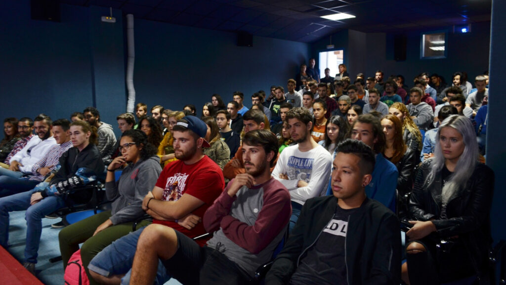 Fotografía del publico del salón de actos
