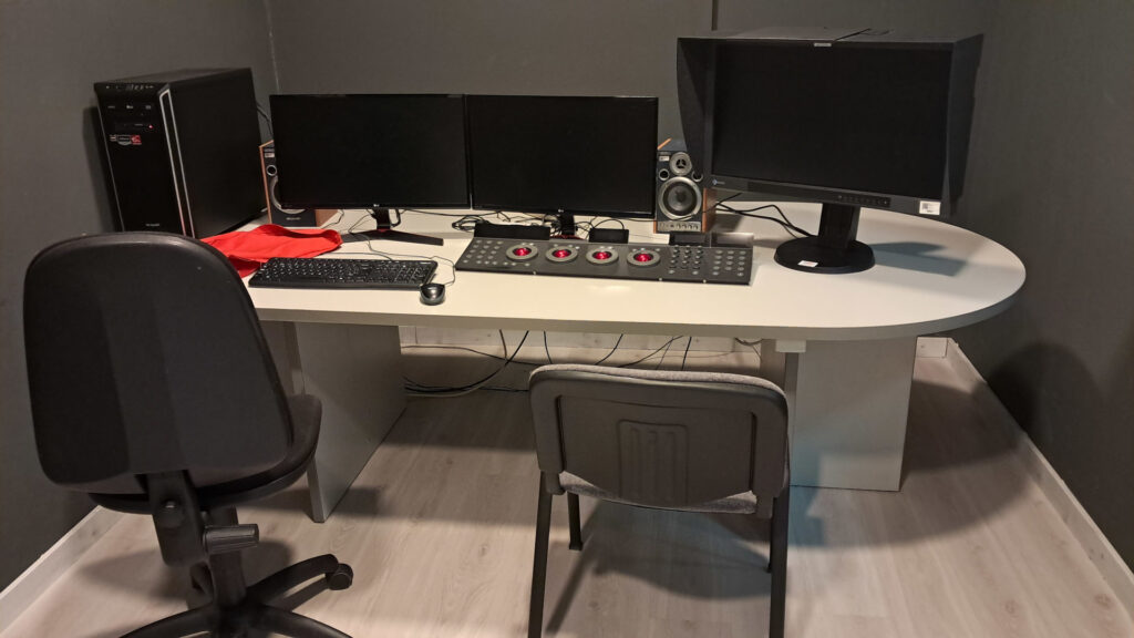 Mesa del equipo de DaVinci Resolve 04
