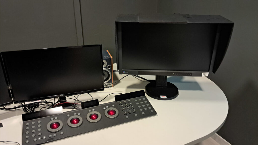 Mesa del equipo de DaVinci Resolve 03