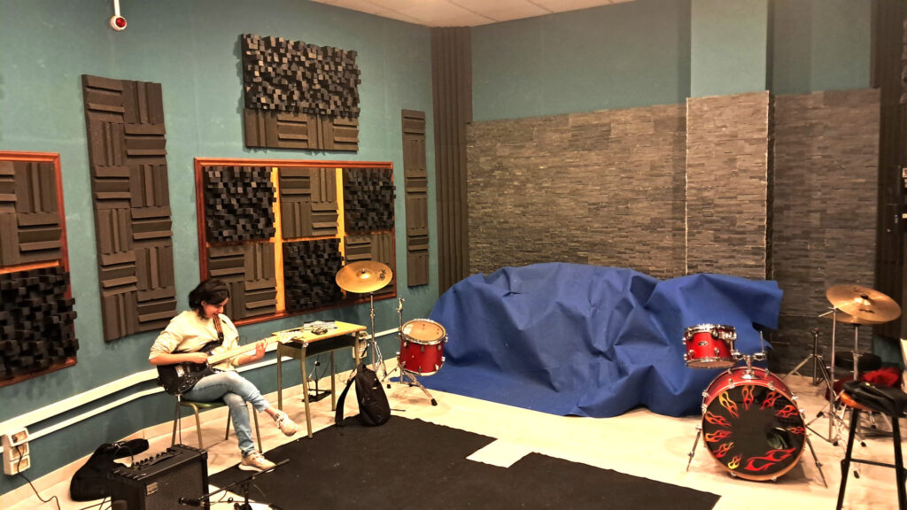 Sala de ensayo y estudio de grabación para alquiler, volumen de la sala