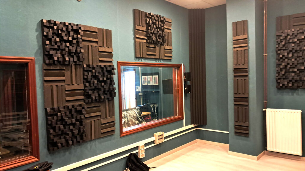 Sala de ensayo y estudio de grabación para alquiler, ventana desde la sala de ensayo