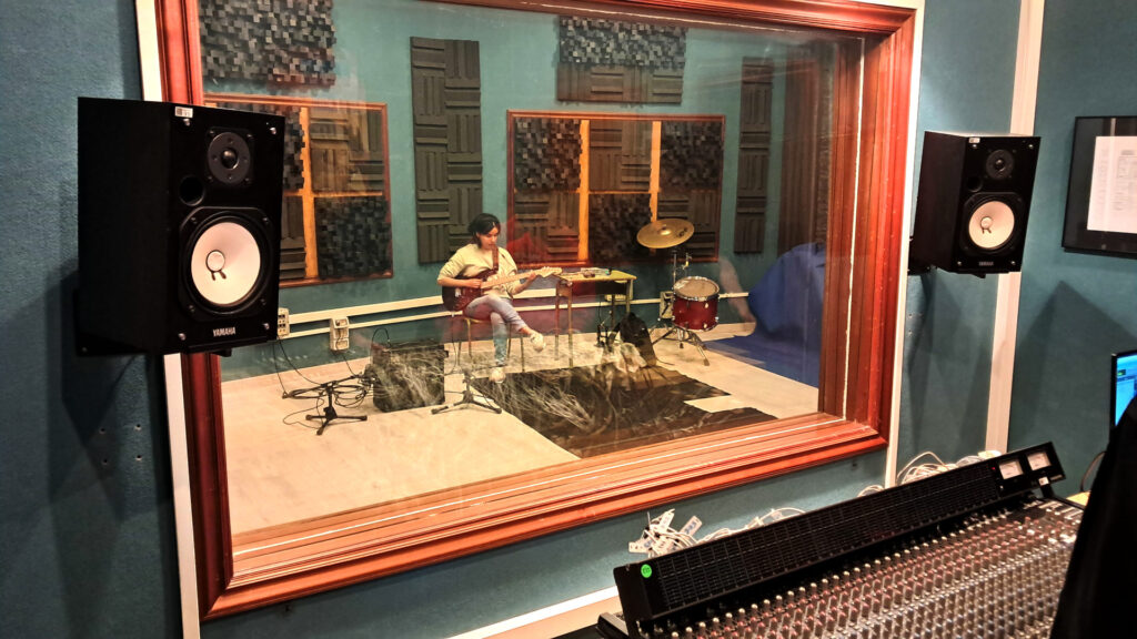 Sala de ensayo y estudio de grabación, visión desde la cabina de grabación