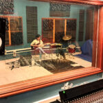 Sala de ensayo y estudio de grabación, visión desde la cabina de grabación